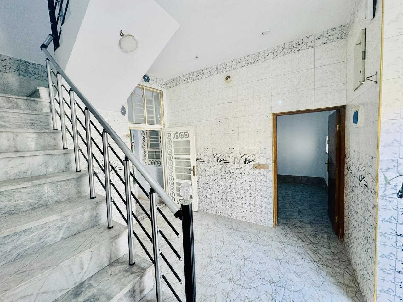 يا الله بيت ايجار ٥٠ متر  طابقين  النجف حي النداء وره مول بغداد قريب عله شارع المجمعات إيجاره ٢٢٥ كل شهر بشهره  يتكون من صالة فوك وجوه غرفتين مطبخ وصحيات الاستفسار *********** يوجد فيديو البيت
