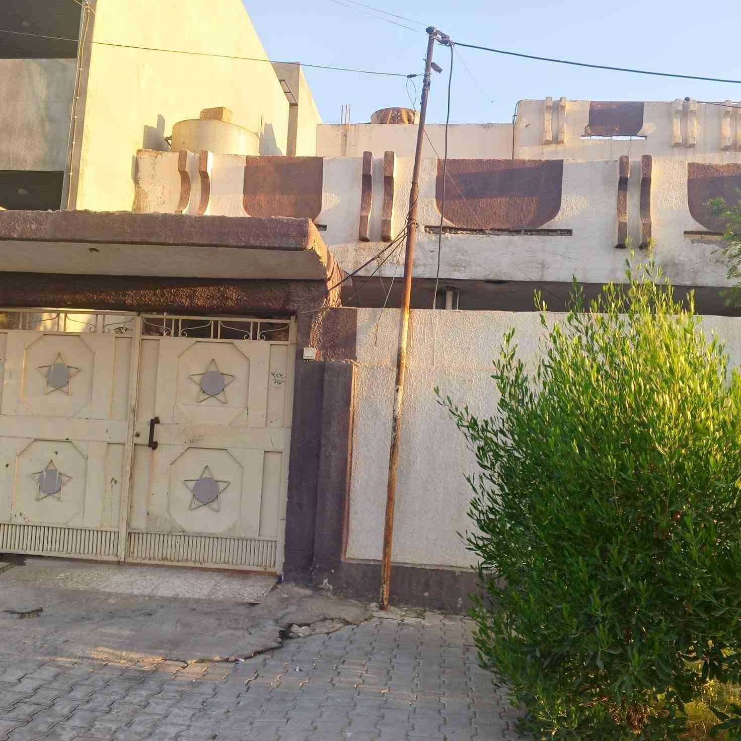 المساحة : 300 متر الواجهة 12متر  🏠

دار الطابقين  ....
الطابق اول (( مطبخ وهول غرفتين واستقبال وصحيات)) 

الطابق الثاني ((  مطبخ وهول غرفتين  وصحيات ))..

موقع الدار:  حزيران قرب مسجد حمزاوي 

💵💵السعر ع الاتصال 
***********
