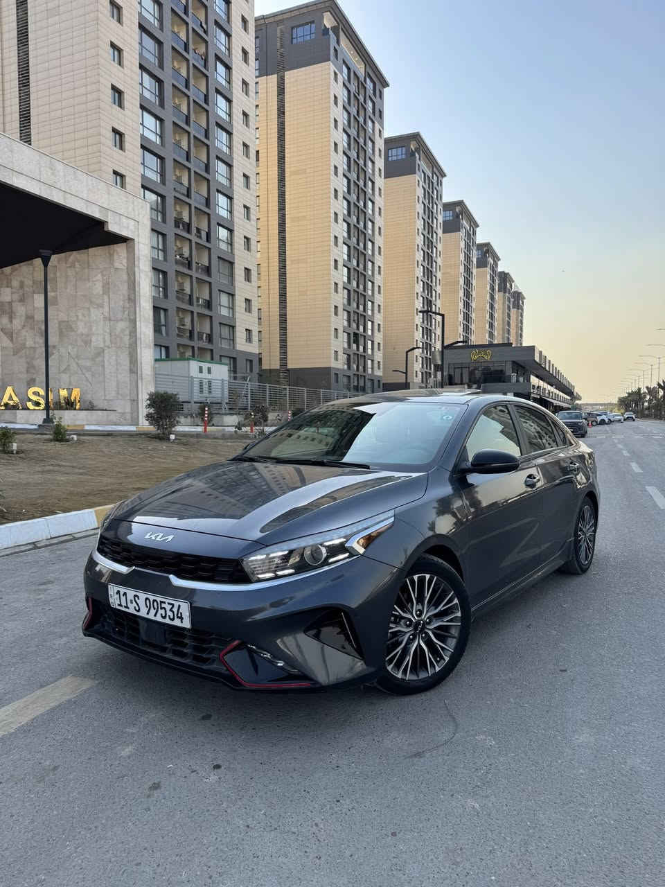 السلام عليكم 
كيا فورتي 2022 فئة GT line
محرك  2000 دوش
وارد امريكي  ماشية 45 الف كيلو
رقم بغداد
اللون : فيلي مميز
السيارة نضيفه جداً .. ضرر السيارة خلفي بدون ايرباك

المواصفات :
* رادار امامي مع مانع تصادم . 
* رادار جانبي .
* تحذير الخروج عن المسار . 
* فرش المقاعد من الجلد . 
* صفي المقاعد الأمامية كهربائية .
* صفي المقاعد الأمامية مع تبريد وتدفئة . 
* درايف مود سمارت ، سبورت ، نورمال. 
* نقطة عمياء .
* ويل gt line .
* فتحة سقف .
* شاشه كبيرة مع نفكيشن GPS . 
* اوتو هولد + هاندبريك بصمة .
* المصابيح الأمامية مع LED لايت . 
* كشافات ضباب بروجكتر . 
* تشغيل عن بعد .
* كاميرا خلفية + كاميرا دوارة .
* بلوتوث تلفون مع نضام Apple car play . 
* محدد سرعة . 
* شحن وايرلس .
* نظام بريك اوتماتيكي ( Auto Break System ) .
* نظام تحديد المسار .
* نظام سماعات صوت هارمن كاردون .
* بصمة تشغيل + بصمة ابواب .

معروفة مواصفات الـ gt line
السعر / 152 ورقة
مكان السياره بغداد الدوره
رقم لهاتف  /    *********** 
وموجود واتساب
