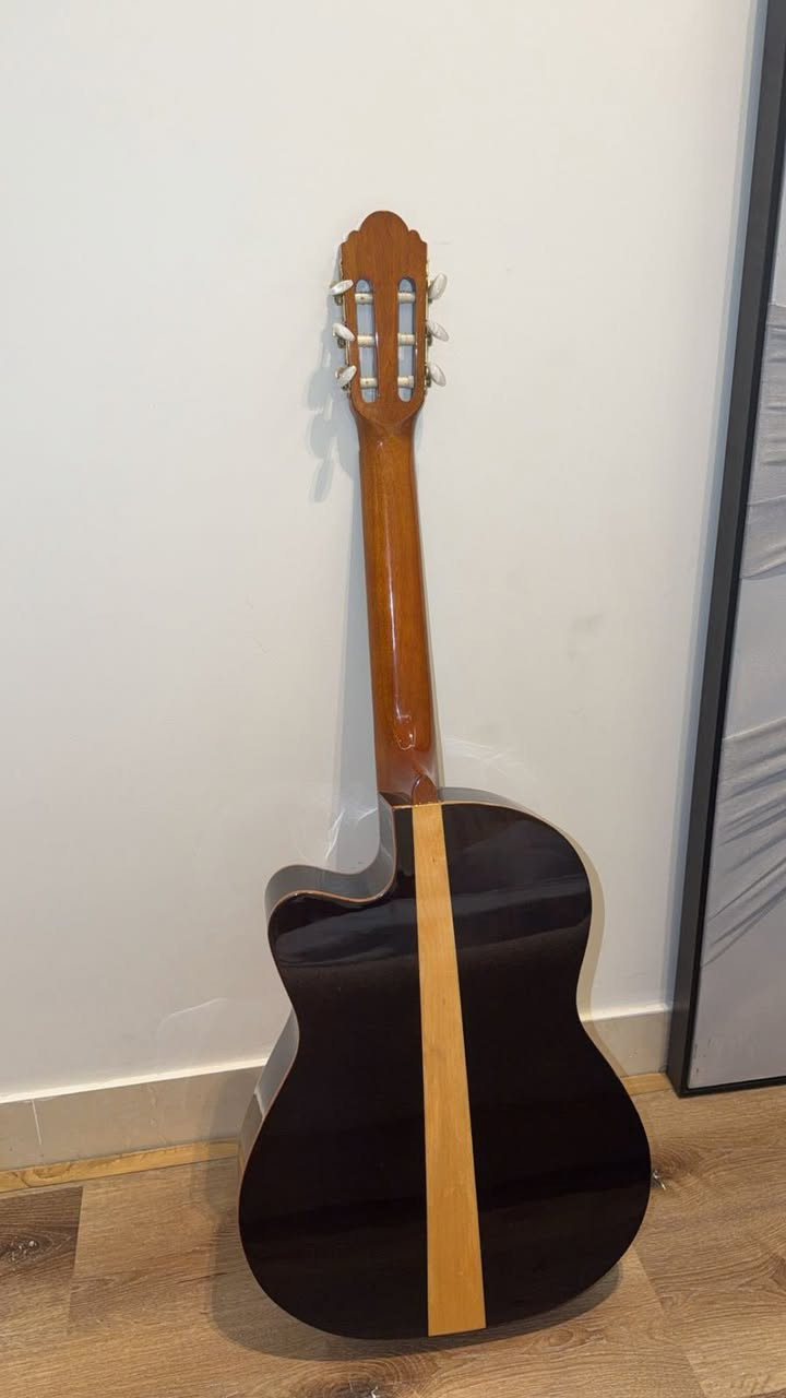 للبيع كيتار كلاسيك ماركة Tapesun بحالة ممتازة
المواصفات:

* نوع: كيتار كلاسيك / Spanish Guitar
* أوتار نايلون مريحة للأصابع
* Cutaway body للوصول السهل للفريتات العالية
* صوت دافئ ومرتب مناسب للمبتدئين والمتوسطين
* لون Natural مع ظهر وجوانب لون أسود لامع
* مفاتيح ذهبية شكل فاخر
* حجم كامل 4/4
* خفيف ومريح بالعزف

الحالة:

* نظيف جداً
* بدون كسور أو مشاكل
* جاهز للعزف مباشرة

مناسب لـ:

* التعلم
* الجلسات
* العزف الكلاسيكي والهادئ

السعر: (190 الف)
الموقع: (بغداد اليرموك)
 الرقم: (***********)
