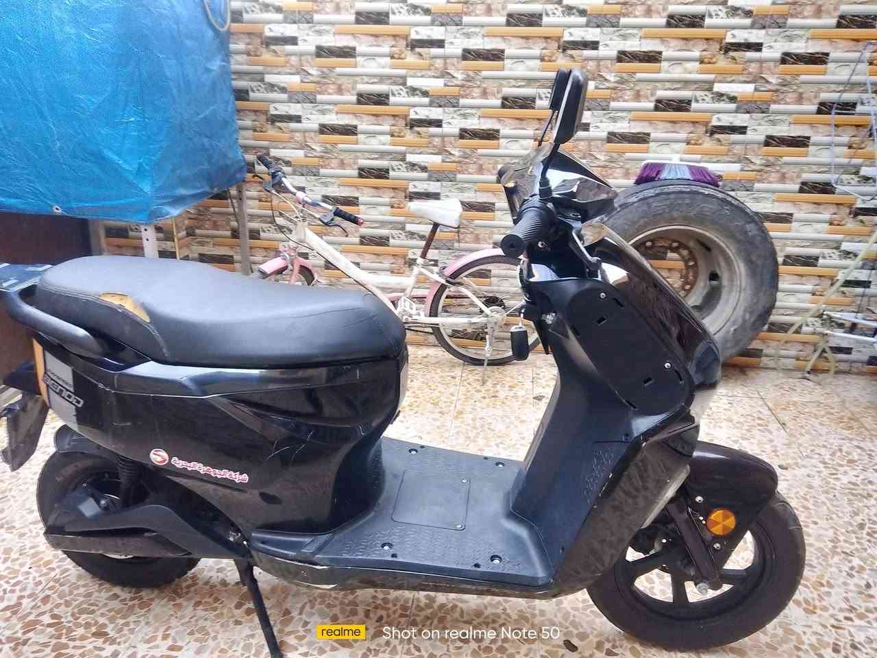 السلام عليكم دراجه شحن معروضه للبيع    بها ضعف بالباتريات السعر 500,000 وبيها مجل رقم ***********
