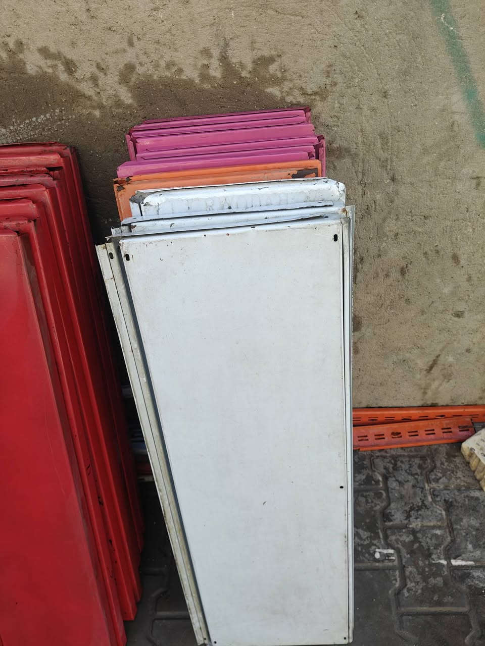 سلام عليكم رفوف للبيع 38 رف لون الاحمر  و50 رف الأبيض مع سجج وحمالات مكاني بغداد الاسكان تواصل على خاص او اتصل ***********
