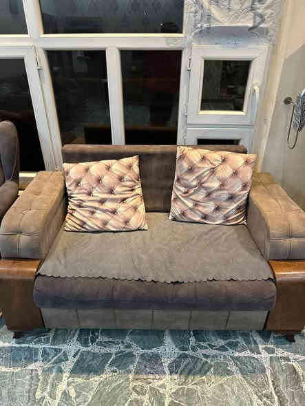 تخم عدد ثنين عشر مقاعد مع بوفيات ثنين وماصات عدد ثلاثه وواحدة كبيرة  وثريات عدد ثنين مع براكيتات. ثنين
للاستفسار الاتصال على الرقم ***********
