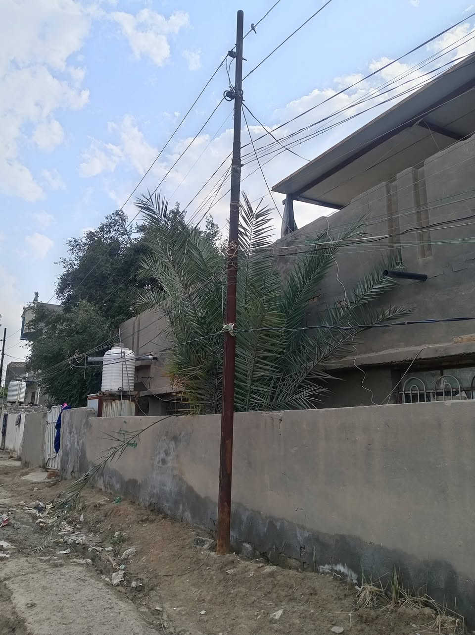 ____السلام عليكم _____
____السلام عليكم _____
🔰دار للبيع طابو صرف 

البيت كونكريت مسلح بناء طابوق جمهوري 

🔰المساحة 240متر

الموقع حي الحسين خلف مدرسه مكه المكرمه

يتكون من ثلاث غرف نوم +صاله +استقبال+مطبخ+يحتوي على حديقه مساحتها 100متر

مقابيله ساحه متنزه تبليط مجاري جديده

قريب عن الشارع حي الحسين العام مسافه 100متر

وأيضآ يبعد عن شارع الجمعيه 200متر
للاتصال على الارقام التاليه ***********

***********
