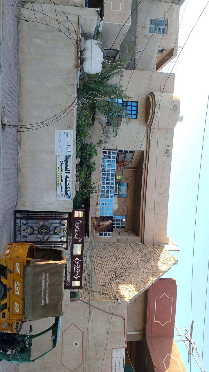 بيت للبيع في شارع گراج الاسدي(الخدمات ) مقابل افران الشاكرين خدمي 200م طابقين اربع غرف نوم وصيحات حديقه داخليه وحديثه خارجيه مقابيل البيت  ***********

