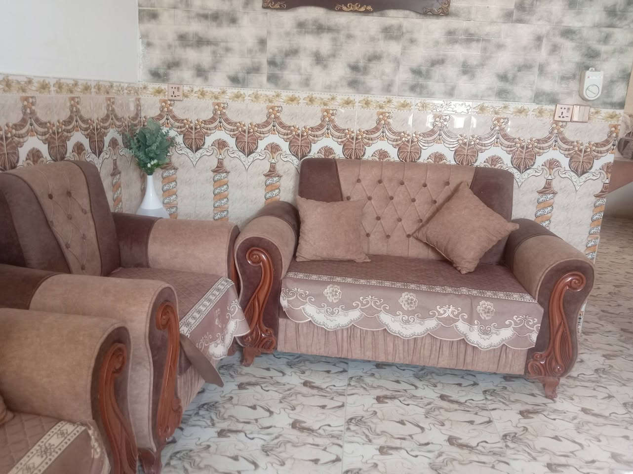 تخم 5 قطع مع 6 كوشات مستعمل قليل السعر 300 وبي مجال بسيك للشراي للأستفسار ***********
