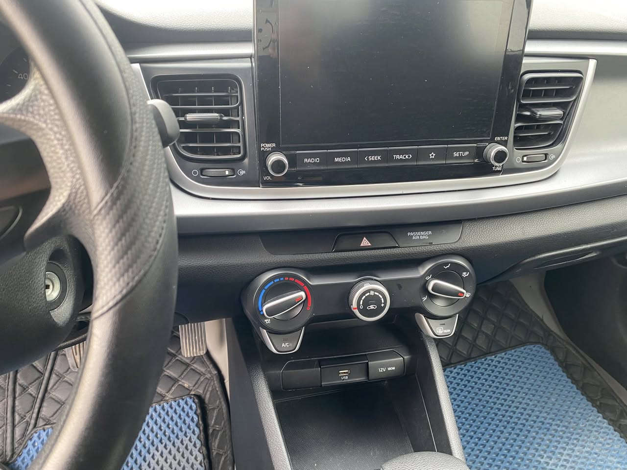 السلام عليكم
كيا ريو موديل 2023 
وارد امريكي حادثها بابتين بدون دواخل 
مكينه ١٦٠٠ دوش ماشيه ٢٠ الف 
مكانها بغداد السيديه 
سعر 125$
رقم الاتصال 
***********
