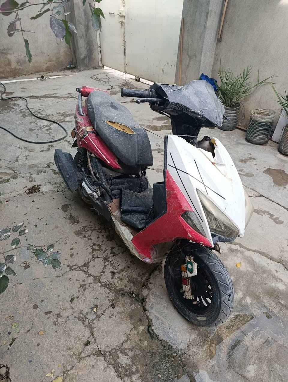 دراجه ماكس بومه متروكه ابيع كوم حديد تحتاج بس باتري 100 وبيها مجال ***********
