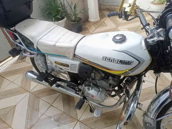 دراجة ايراني مرقمة للبيع بشرط التحويل ما اسوي وكالة. موديل 24 (150cc) المحرك مجفت هسة كلشي مابي لا تنقيص ولا تبخير . تايرات جديدة ودبلات خلفية وماشة خلفية جدد وباتري وتانكي جديد. الدراجة نظيفة وكلشي بيها شغال بس بيها شغلات خفايف يحتاجن ترتيب وبس 
السعر مليون و350الف وبيها مجال قليل. عنواني بغداد الشعب للاستفسار والتواصل على الخاص او الاتصال واتساب على الرقم *********** فقط بي واتساب
