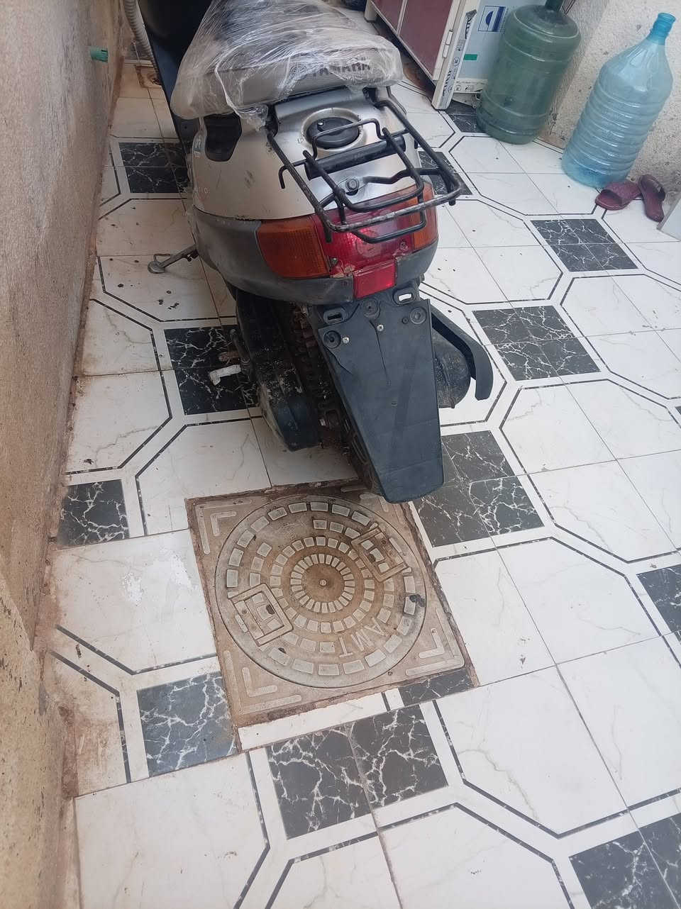 سلام عليكم  دراجه بطه جديده كهربائيات شغاله هورن اشاير لايت عالي ناص بكلايت  سلف هندر مكينه ناعمه مفتوحه مره وحده مكان كربلاء سعر 250 وبيها مجال ***********
