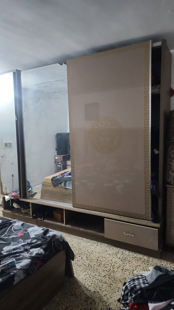 غرفه نوم ٩ قطع تركي اصلي 
مستعمله بس المري تحتاج تصليح وصيانه 
نظيفه مابيها كسر 
العنوان حي جهاد الامانه 
ملاحظه الغرفه مفصخه. 
لان جبيره والمكان صغير 
سعر ٣٠٠ وبيها مجال 
***********
