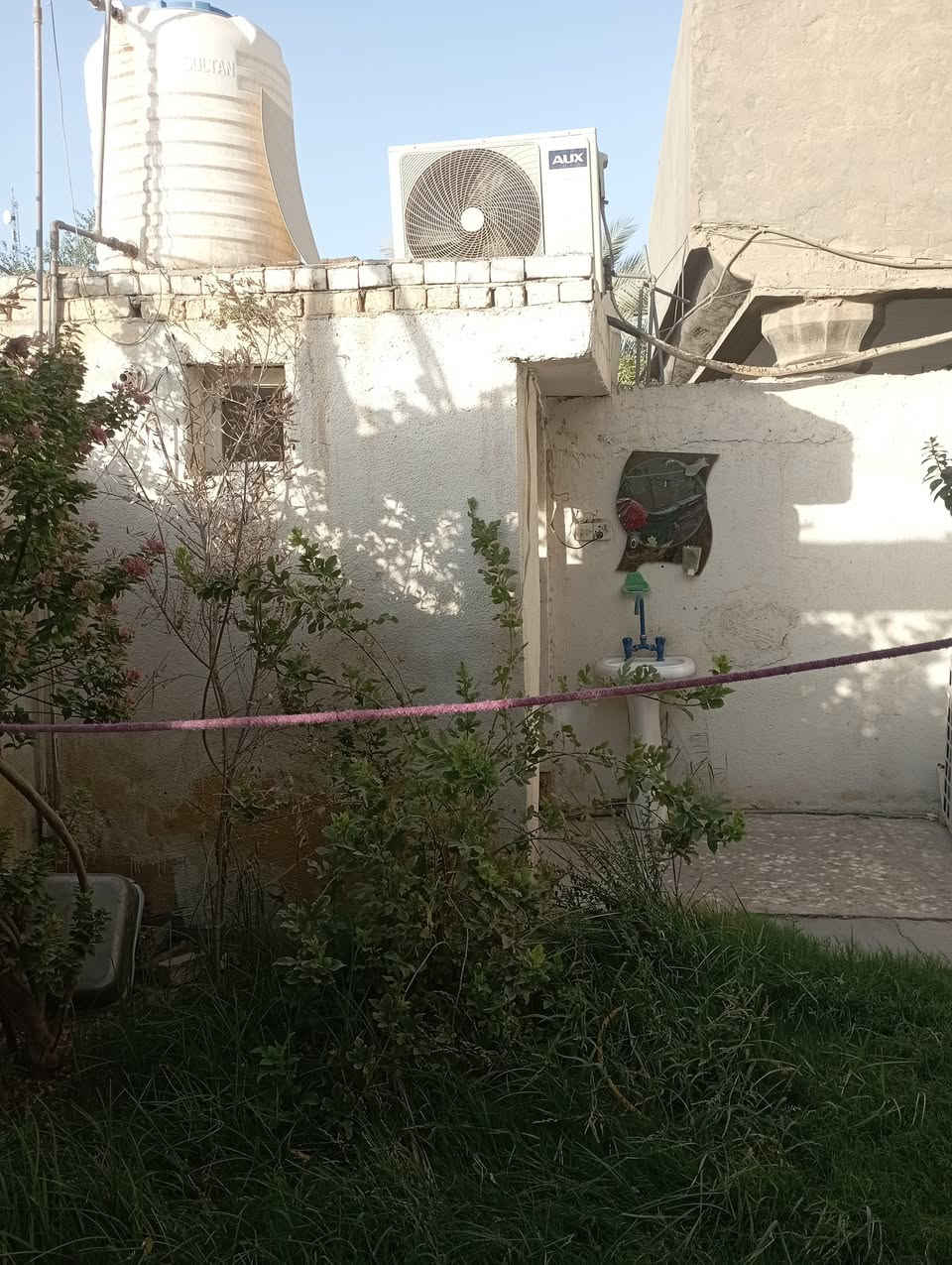 للبيع المستعجل بيت حديث مساحه 250 متر بناء طابوك طابقين 5 غرف 3 فوك و2 جوه الفوك بس غرفه كامله أما ثنين بعدهن غوزهن لبخ وكاعيه طابو زراعي سند 25 حله سيف سعد ورديه خلف معمل بلوك ابو كيره يبعد عن الشارع العام 70 متر مع حديقه جميله السعر 138 من الاخير اتصال ***********
