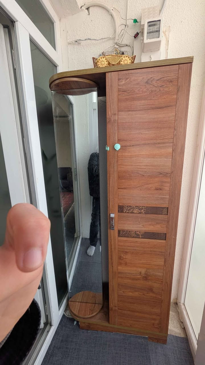 مەوادەکەی تورکیە ، تەختەکانی زۆر تۆکمەو کیبارن ئاوێنەیەکی باڵای پێویە وە لەگەڵ شوێنی هەڵواسینی جلیش وە باڵاکەشی بەرزیەکەی نزیکی ( ۱٨۲ ) cm  وە پانییەکەشی ( ٨۲ ) cm وە قات قاتە و هەشت ڕەفەیە زۆر تازە ماوەتەوە ، هەر کەسێ حەزی پێکرد ئەتوانێ لە نزیکەوە سەردانکات السليمانية, العراق


**إذا كنت صاحب هذا الإعلان وتريد حذفه لأي سبب، رجاءا أرسل رسالة إلى الدعم الفني**