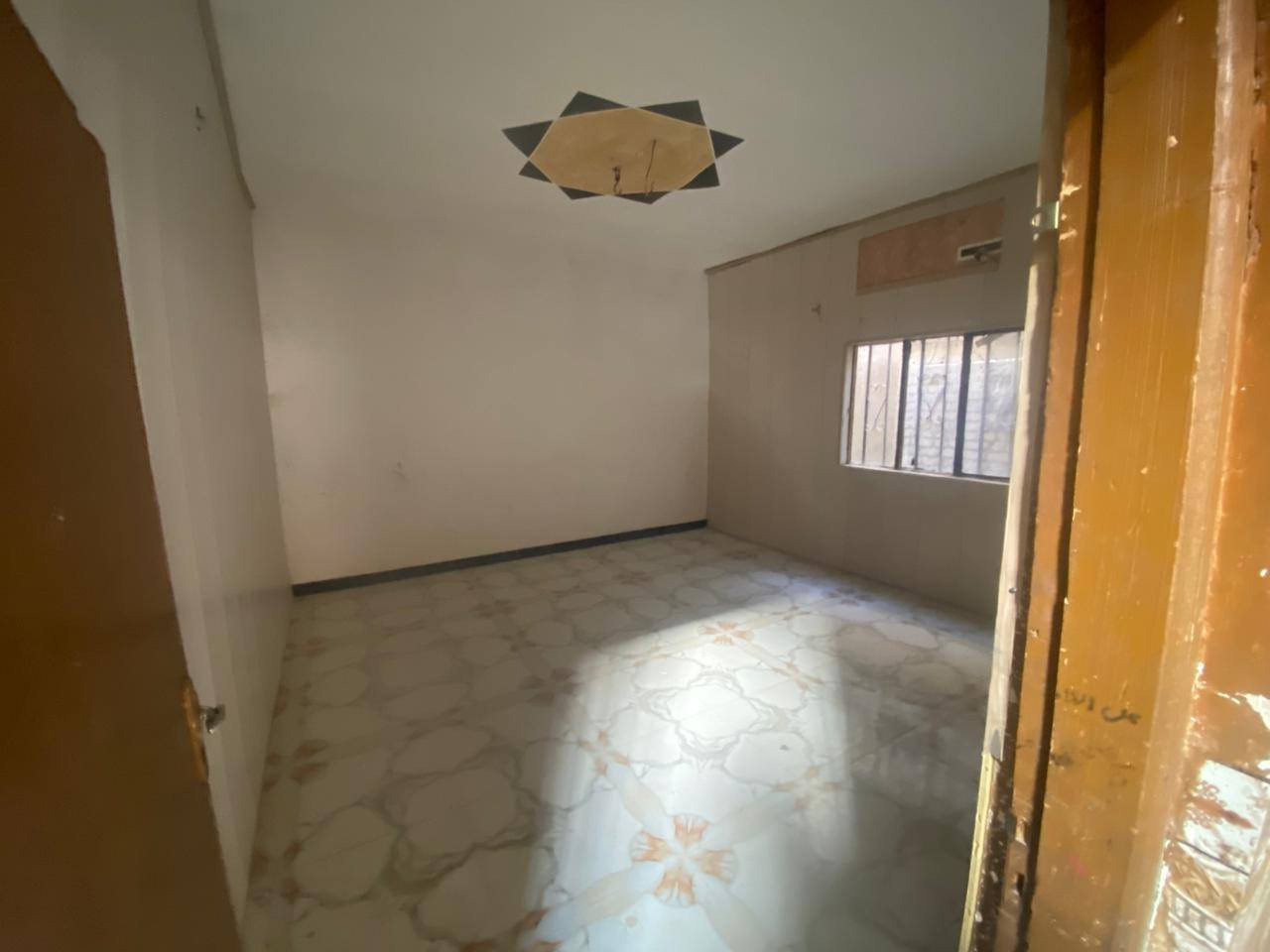 يا الله دار للايجار مساحه 150 متر
طابقين 
يحتوي على 3 غرف نوم 
الموقع الشارع الرابط بين شارع 80 وشارع 100 قرب مدرسة زهور بابل 
سعر الايجار 400 قفل 
للاستفسار الاتصال على الرقم ***********
