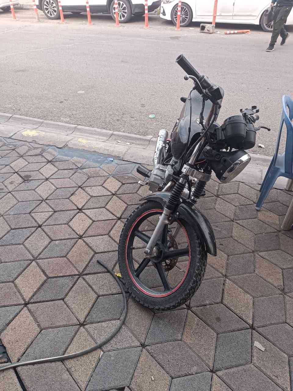 سلام عليكم موطور للبيع 300موطور نضيف كلشي مابي بس يحتاجله باتري وكفرات مكاني رمادي ***********
