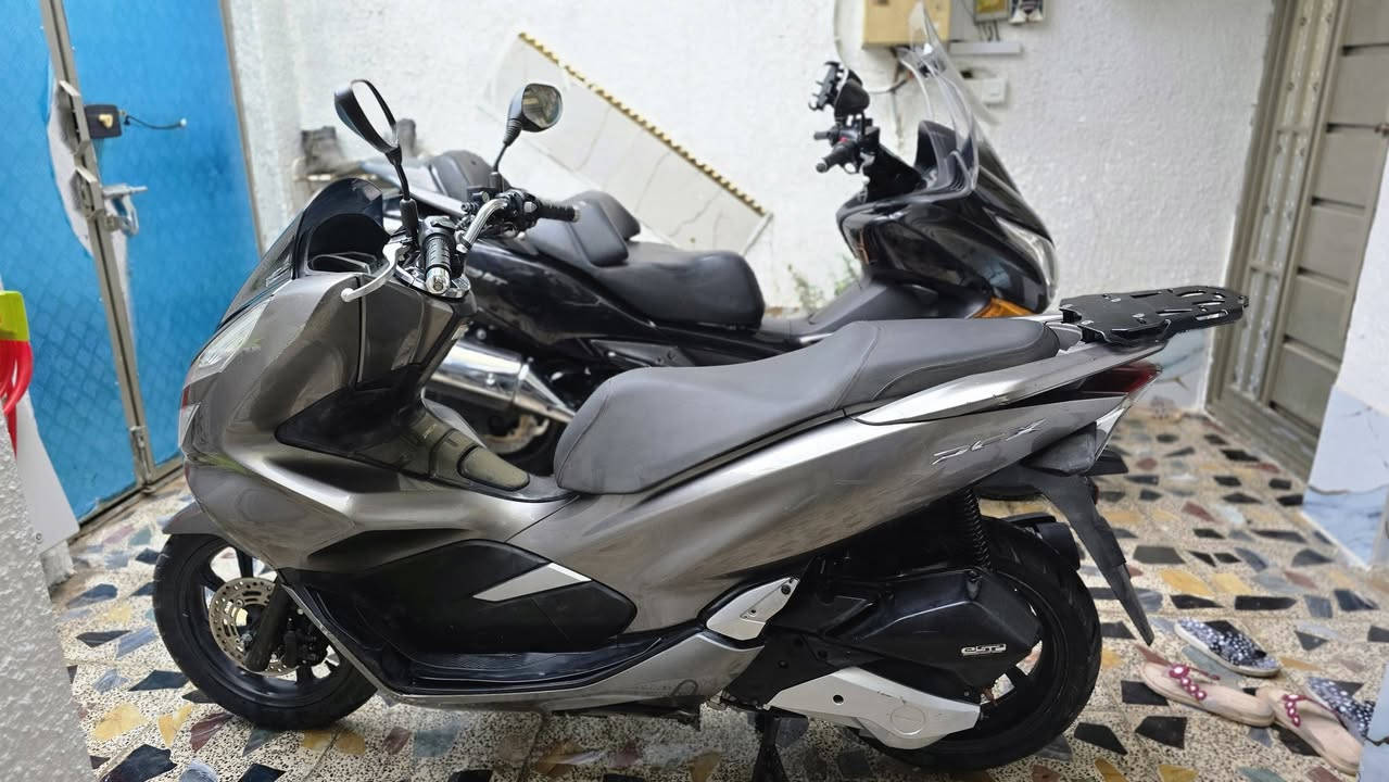 السلام عليكم  .  شباب PCX جيل الثالث ياباني موديل 2020  للبيع 
الدراجه مكفوله كفاله عامه كله شغاله حساس زدحام و ستان كهربائي كله شغاله ماشيه 42 الف حقيقي لون فيلي صدفي لون مميز مكينه 125cc .  ياباني  .
مكاني بغداد مدينة الصدر السعر على الاتصال او خاص 
رقمي ( *********** )
