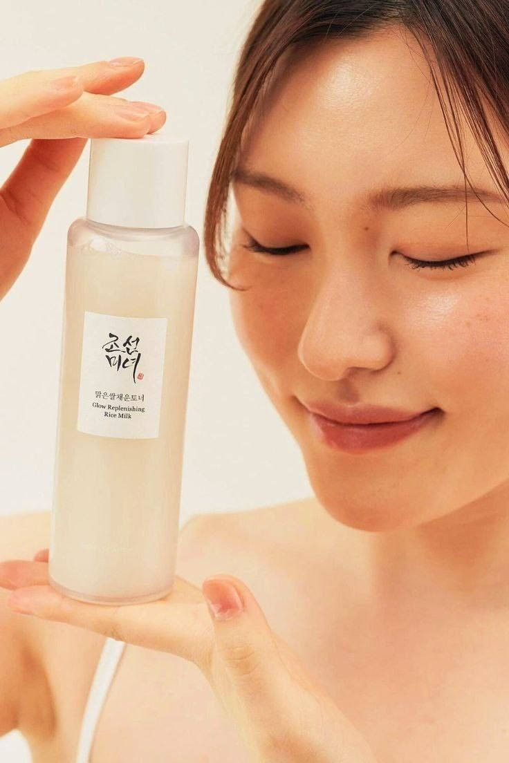 ✨ تونرReplenishing Rice Milk من العلامة التجارية الكورية الشهيرة بيوتي أوف جوسون (Beauty of Joseon). تونر حليبي مغذٍّ ومجدد للبشرة مستوحى من تقاليد العناية بالبشرة الكورية القديمة. 

✅مميزات وفوائد المنتج:
تركيبة ثنائية الطبقة: يتميز بوجود طبقة مرطبة غنية بمستخلص الأرز وطبقة بودرة (الكاولين) للتحكم في الإفرازات الدهنية.
ترطيب عميق: يتغلغل في البشرة ليرطبها بعمق وينعم الأجزاء الجافة والخشنة.
تفتيح وإشراق: يساعد مستخلص الأرز والأحماض الأمينية على توحيد لون البشرة ومنحها توهجاً طبيعياً.
تهدئة البشرة: يحتوي على مكونات مثل "سنتيلا أسياتيكا" والبانثينول التي تساعد في تهدئة البشرة الحساسة والمتهيجة.
مناسب لجميع أنواع البشرة: خاصة البشرة الدهنية والمختلطة بفضل قدرته على موازنة الزيوت دون ترك أثر لزج..

✅المكونات الأساسية:-
مستخلص الأرز: غني بالفيتامينات ومضادات الأكسدة لترطيب وتفتيح البشرة.
بودرة الكاولين: لامتصاص الدهون الزائدة والعناية بالمسام.
السيراميد وحمض الهيالورونيك: لتعزيز حاجز البشرة والحفاظ على رطوبتها. 
#الاصلي المنشأ كوريا 🇰🇷💯
السعر ١٥الاف
🚘يوجد خدمة توصيل لجميع محافظات العراق  🚘


**إذا كنت صاحب هذا الإعلان وتريد حذفه لأي سبب، رجاءا أرسل رسالة إلى الدعم الفني**