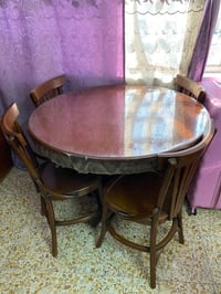 ميز طعام خشب صاج اصلي مع 4 كراسي ما مستخدم ابد السعر 250 الف وبي مجال ...