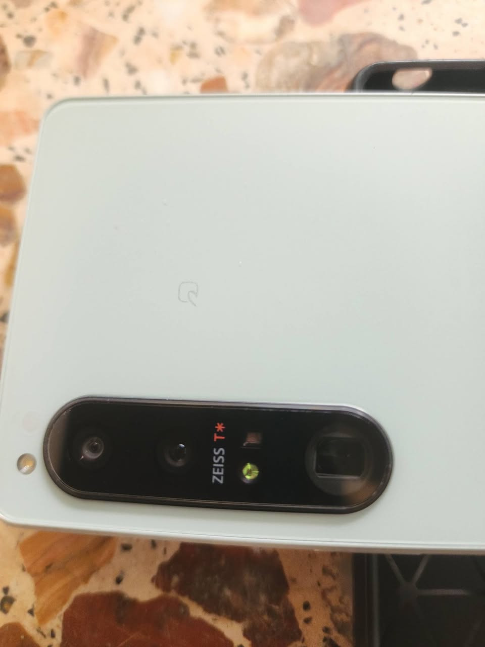 سوني 1 مارك 4 أخو الجديد نسخة AU كله شغال ممتاز للبيع بسعر مناسب جدا ب 200 الف او مراوس ايفون 12 او أعلى ونتفق عالفرق حسب النظافة متواجد واتساب ***********
