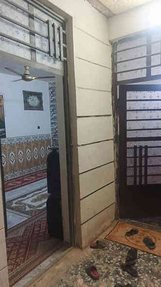 بيت 100متر مربع غرفتين نوم  واستقبال  وهول وصحيات ومنور الشارع مكصوص دي بلطون عنوان بغداد الحسينيه سكلات شارع منتزه شراي انتصل ***********ملاحضه بيع فقط بيع فقط البيت طابو ملك صرف
