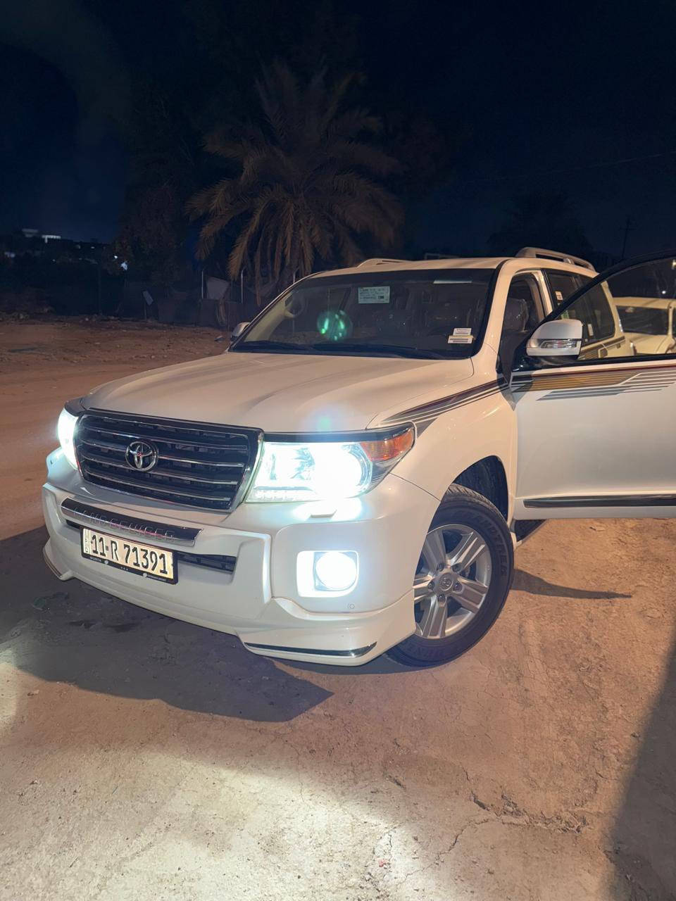 السلام عليكم 
لاندكروز 2014 ماشيه 152 مكفوله كفاله عامه السياره جديده لوك حتى الدعاميات السونار بلصور للاستفسار *********** السعر 415 بي مجال بسيط
