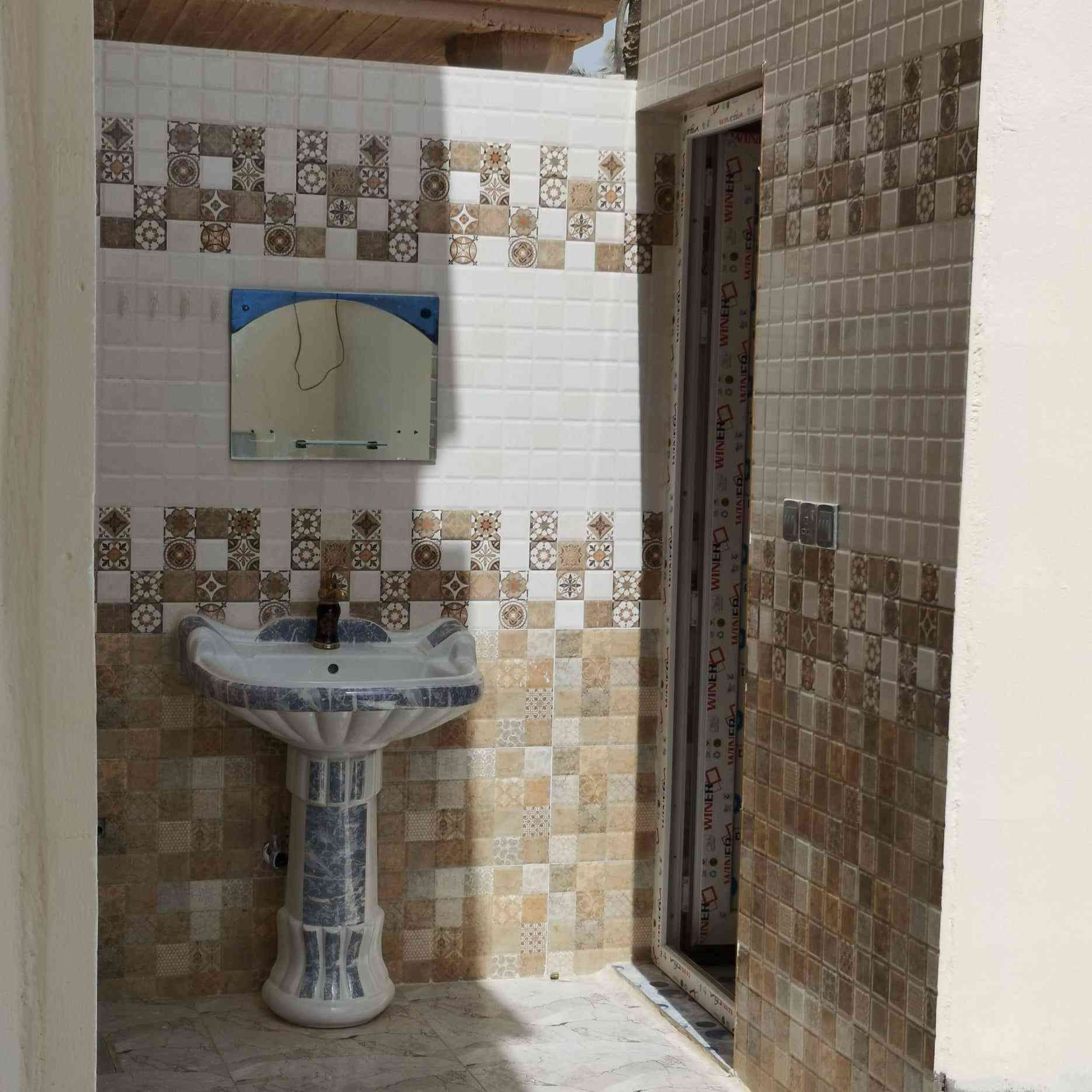 سلام عليكم دار للبيع قرب مسجد البراء مساحه 200 متر ماشيه معمله طابو /رقم /في حي البكر بناء 2023 جديد يتكون من 2 غرفت نوم ديوانيه مطبخ صاله مجمع صحيات 2 خارج داخل بناء درجه اوله السعر 62 قابل للتفاوض لستفسار اكثر ***********
