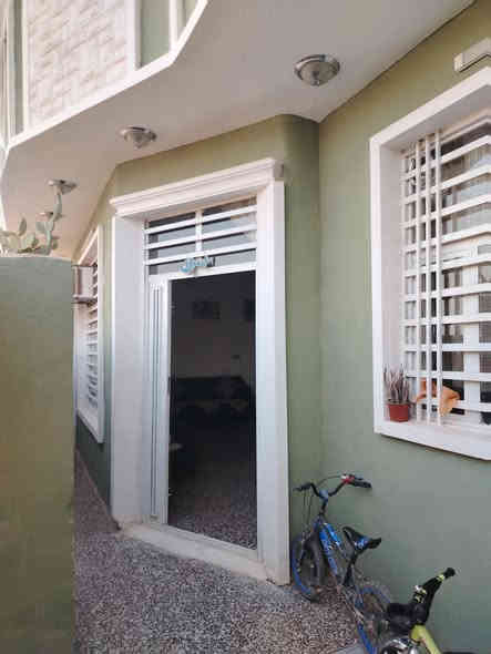 سلام عليكم يوجد بيت مساحه 130 متر الواجه 10 متر ونزال 13 متر يحتوي على ٢غرف نوم واستقبال وصحيات ومطبخ طابو زراعي سند ٢٥ العنوان بغداد الراشديه المراسمه الاتصال على الرقم ***********
