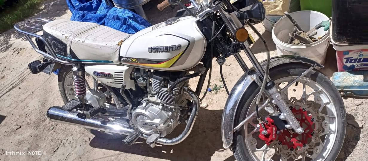 دراجه سيفان 5 كير اوراق سكنر مديل 25 محرك 200 Cc سلف هندر كهربائيات شغاله البك لايت الورا طايح وعندي موجود بس ربط يرجع بيها ضربات بسيطه مكاني نجف حي ميسان سعرها 650 بيها مجال للشراي ***********
