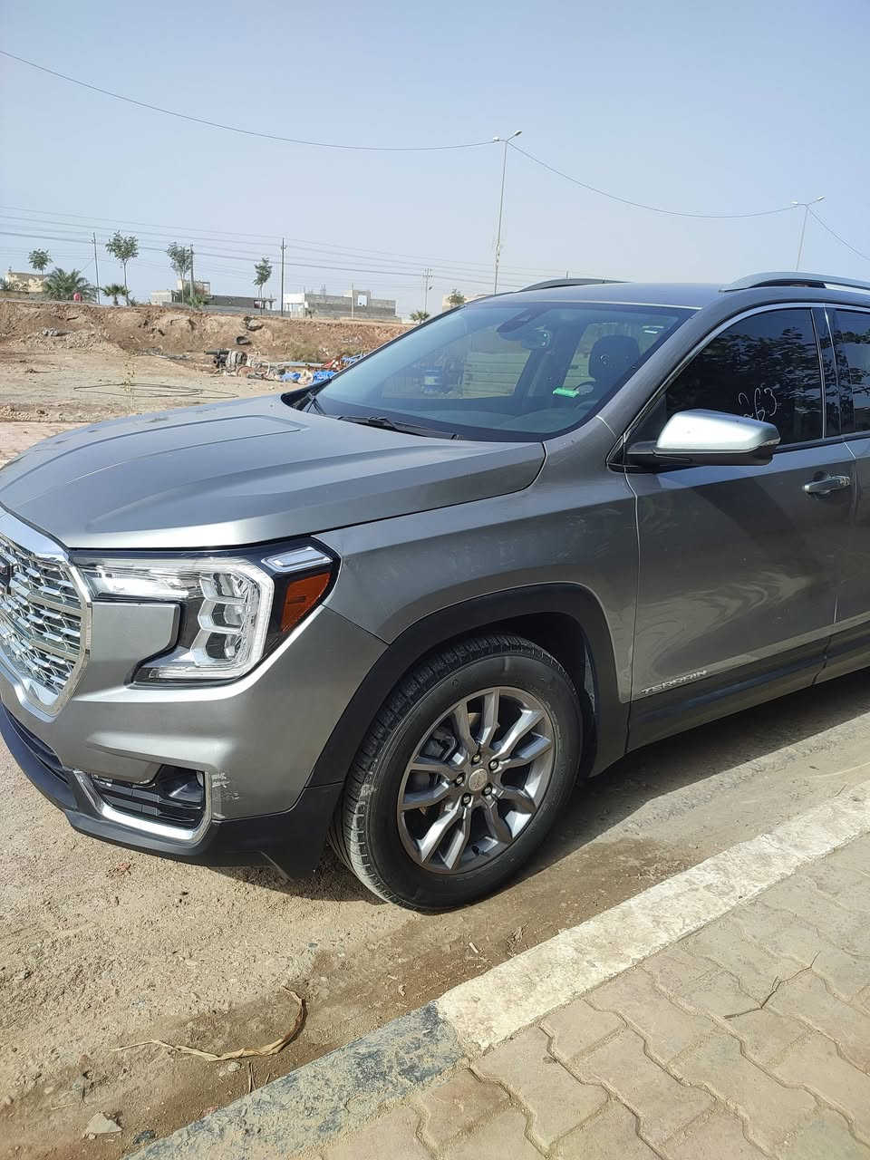 (جمسي تيران ​الموديل: 2024 . تترقم جميع المحفظات معدا الاقليم 
​الفئة: SLT (كامل مواصفات ما عدا الفتحة).
​المحرك: 1.5L Turbo (قوي واقتصادي جداً بالوقود).
​ناقل الحركة: أوتوماتيك 9 سرعات.
​المواصفات الداخلية والترفيه:
​المقاعد: جلد فاخر (Perforated Leather) مع تطريز مميز.
​التحكم: كراسي كهرباء (8 اتجاهات) مع ذاكرة خزن لوضعيات القيادة.
​التدفئة: تدفئة للمقاعد الأمامية وللمقود (ستيرنج).
​الشاشة: شاشة كبيرة 8 إنش تدعم Apple CarPlay و Android Auto (لاسلكياً).
​النظام الصوتي: نظام Bose العالمي بـ 7 سماعات (صوت نقي جداً).
​التكييف: مناخ مزدوج (تحكم منفصل للسائق والراكب).
​الأنظمة التقنية والأمان:
​التشغيل: بصمة وتشغيل عن بُعد.
​الصندوق: باب خلفي كهربائي (يفتح بحركة القدم - Hands-free).
​الأمان: رادار تصادم، نظام الحفاظ على المسار، تنبيه النقاط العمياء، وكاميرا خلفية عالية الدقة.
​الإضاءة: LED بالكامل (تصميم GMC المميز).
​تحديد مسار 
سياقة ذاتيه 
وبعد بيها مواصفات ما ذاكرها 
الحادث خفيف بنيد فقط راجع عل بارد  صورة الحادث مرفقه مع الصور 
​للتواصل والاستفسار:
​السعر: [ 185 ورقه ]
​رقم الهاتف: [***********]
​الموقع: [البصرة قرنه ثغر ]
