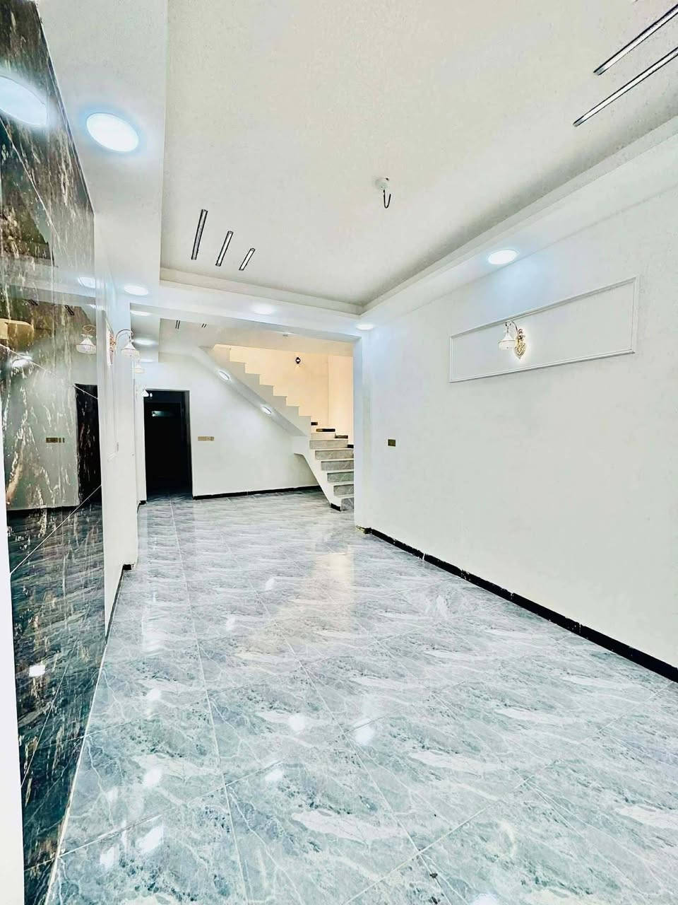 سلام عليكم
بيت للبيع 100 متر  كامل مفتاح 

بناء أساس وسكف صب كونكريت بنا طابوك جمهوري 

يتكون من غرفه نوم وصاله ومطبخ واستقبال وحمامات داخلية وخارجيه 

مكانه حي ميسان شارع ٦٠ قرب سكله الكرعاوي 

السعر 45

لاستفسار 

***********
