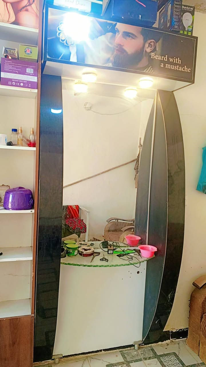 سلام عليكم مرايات للبيع العدد ثنين نوع الخشب صاج اصلي السعر 300 بيهن مجال مكان بغداد النهروان الرقم ***********
