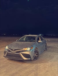 للبيع كامري 2023 SE السيارة بيها شبر بارد بلجاملغ الخلفي فقط والباقي ك...