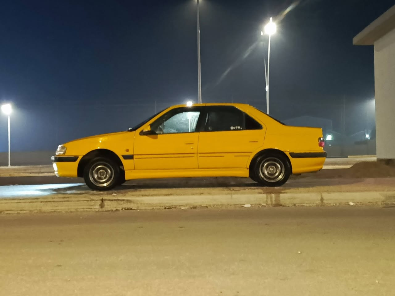 السلام عليكم شباب بيجو بارص للبيع موديل 2013 سيارة مصفره هيئة وغرامات حدادية تبريد مكينه وكير يخبلن لا تنقيص ولا تبخير والسيارة ما بيهه ضربه ما عدا الجاملغ الخلفي بي طخه خفيفة كلش  ترايك وين ما تريد تروح المكان البصرة الزبير بس عوزهه ترتيب كهربائيات من وره السيارة تخبل كنصبه تجي وتشوف بعينك للاستفسار اتصل *********** السعر 37 وبيهه مجال.
