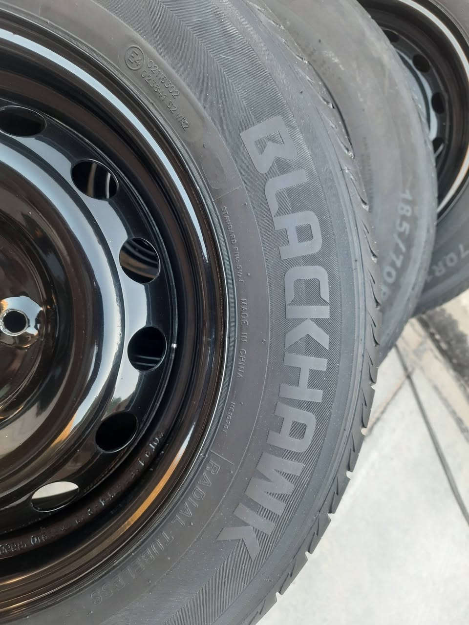 سلام عليكم ورحمة الله وبركاته 
تخم.   إطارات  بلاك هوك قياس.     14---185---70   
مع ويل اسود أكسنت مصبوغ حراري.  نضافه ٩٠/١٠٠
السعر. ٢٥٠ الف مكاني نجف ------***********------بي وتساب
