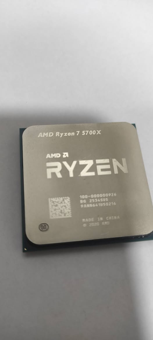 السلام عليكم شباب، متوفر معالج Ryzen 7 5700X غني عن التعريف، المعالج جديد تماماً وغير مستخدم نهائياً، لكن بدون الكارتونة الأصلية (Tray).
السلام عليكم شباب، متوفر معالج Ryzen 7 5700X غني عن التعريف، المعالج جديد تماماً وغير مستخدم نهائياً، لكن بدون الكارتونة الأصلية (Tray).
​مواصفات المعالج السريعة:
​عدد الأنوية: 8 كور / 16 مسار (8 Cores / 16 Threads) ممتاز جداً للألعاب الثقيلة، البث المباشر، والمونتاج.
​التردد: يصل إلى 4.6 جيجاهرتز (Boost Clock).
​الكاش: 32 ميجابايت (L3 Cache).
​استهلاك الطاقة: اقتصادي جداً (65 واط فقط)، يعني ما يحتاج مبرد ضخم وخيالي.
​التوافق: يشتغل على لوحات B450, B550, X570 (حسب تحديث البيوس).
​الحالة: جديد زيرو 100% (فقط بدون علبة).
السعر : 230 الف او بيه مجال للشراي
ملاحضه: ابيع فقط البصره لضمان الي ولك
 ملاحضه: ابيع فقط البصره لضمان الي ولك


**إذا كنت صاحب هذا الإعلان وتريد حذفه لأي سبب، رجاءا أرسل رسالة إلى الدعم الفني**