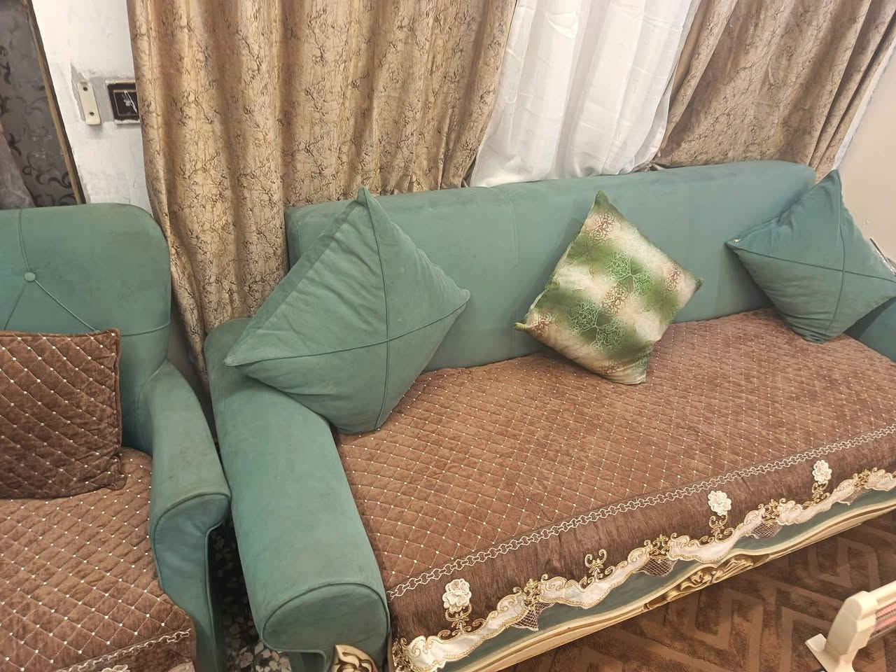 السلام عليكم تخم 10 مقاعد وبي مخزن للأغراض ويتحول فراش درجة اولى ثقيل بشكل ونظيف جدا سعره ٥٥٠ الف
***********
