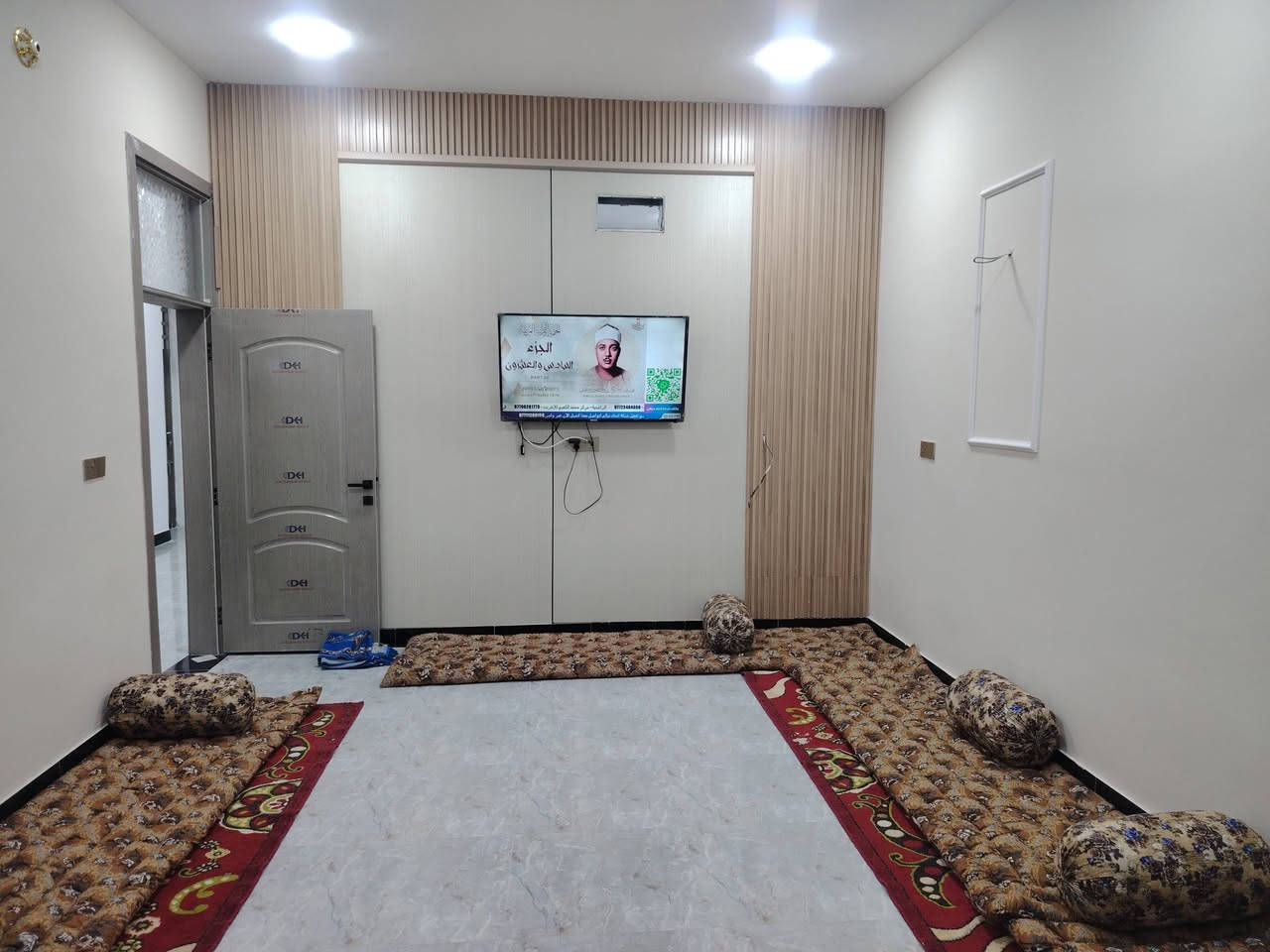 الدار للبيع المساحه ٢٠٠م العنوان التحرير الحولي الزراعي جزء اول أميري شارع جامع مدينه المنوره يبعد عن الشارع الريسي ٩٠م يتكون من كراج وحديقه واستقبال وصاله ومطبخ ومنور عدد2 وحمام وغرف نوم عدد ٢
بيت جديد
***********
