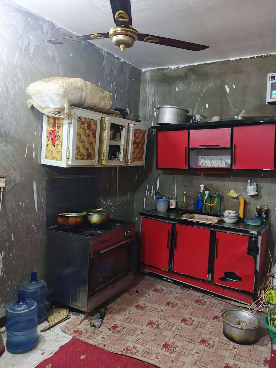السلام عليكم بيت عامود123عقد زراعي  المساحه 100متر شغل درجه اولى كله بورسلين غرفه وصاله ومطبخ وصحيات للستفسار ***********
