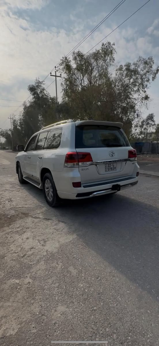 السلام عليكم ورحمة الله وبركاته سياره تيوتا لاندكروز للبيع 2016 GXR سياره مكفوله كفاله عامه من الدعاميه لدعاميه موصفات السياره معروفه 
1بصمه 
2سلايت 
3كشنات كهربائي 3دكم
4سياره 4كامرات 
5 ثلاجه 
6شاشه جبيره 
السياره رقم أربيل بسمي 
السياره ماشيه 120 ألف 
سعره السياره 485 ورقه بيه مجال حك الجيه
***********
***********مكان السياره أربيل
