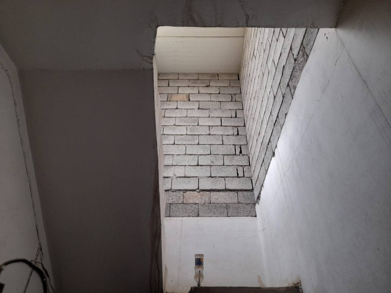 سلام عليكم بيت 100مترواجهيه 5نزال 20 العنوان تقاطع ساده حي العبور هذا رقم***********
