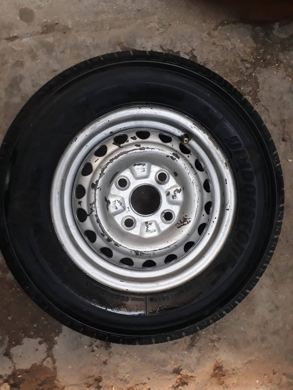 تك  ويل حجم  ١٥  اربع  براغي  والتاير  حجم  13 × 165 R  للبيع نظيفات  السعر ١٥ الف دينار العنوان بغداد  الخطيب قرب مركز الشرطة للاتصال واتساب *********** توصيل ماعندي .
