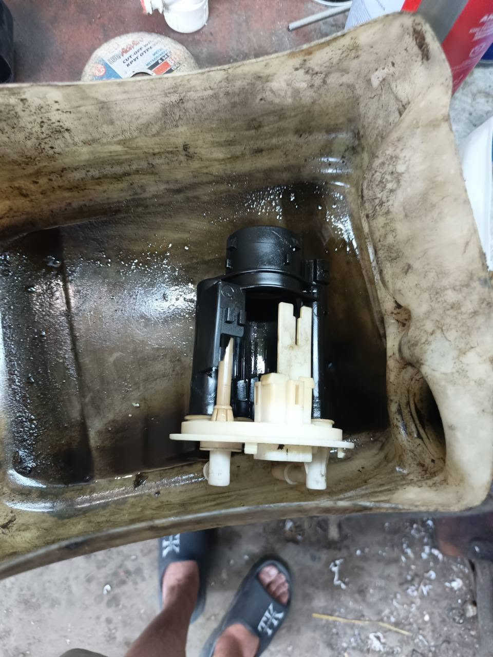 🛠️ جانب من أعمالنا - ورشة بغداد كهربائي سيارات متنقل
​تبديل وفحص مجموعة الفيول بمب (مضخة الوقود) واستبدال المكبس الداخلي والفلتر لمعالجة أعطال تأخر التشغيل، تقطيع المحرك، وضعف السحب.
​نصلكم أينما كنتم بجميع مناطق بغداد لحل كافة أعطال كهرباء وتغذية وقود السيارات بأعلى دقة واحترافية.
​📞 للاتصال والخدمة السريعة: ***********
