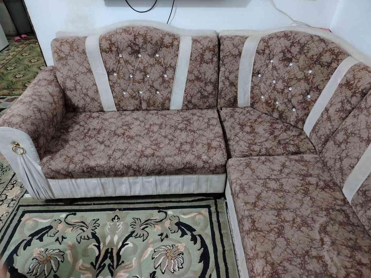 تخم للبيع عشر مقاعد السعر 150 البلديات الصحفيين قرب مطعم علاوي ابو الشربت للاستفسار الاتصال على الرقم ***********
