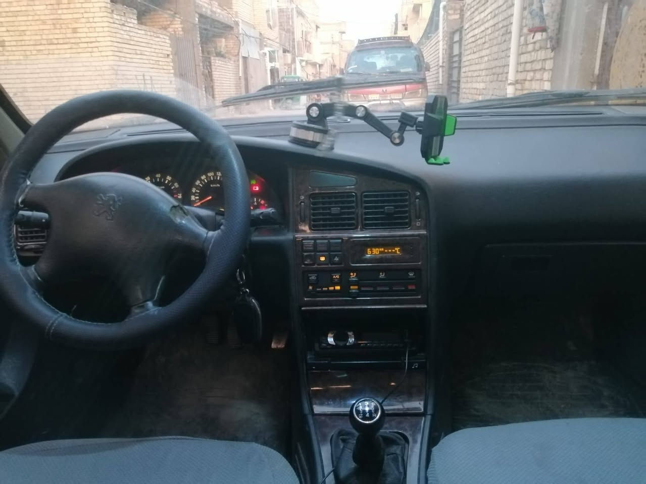 السلام عليكم 
عندي بيجو بارص موديل 2013 
نضيفة كلش مابيه اي نقص سياره من ايدك للشارع 
 هيئة غرامات مصفرة سعر 33 وبيها مجال بسيط 
رقم *********** 
موجود واتساب
