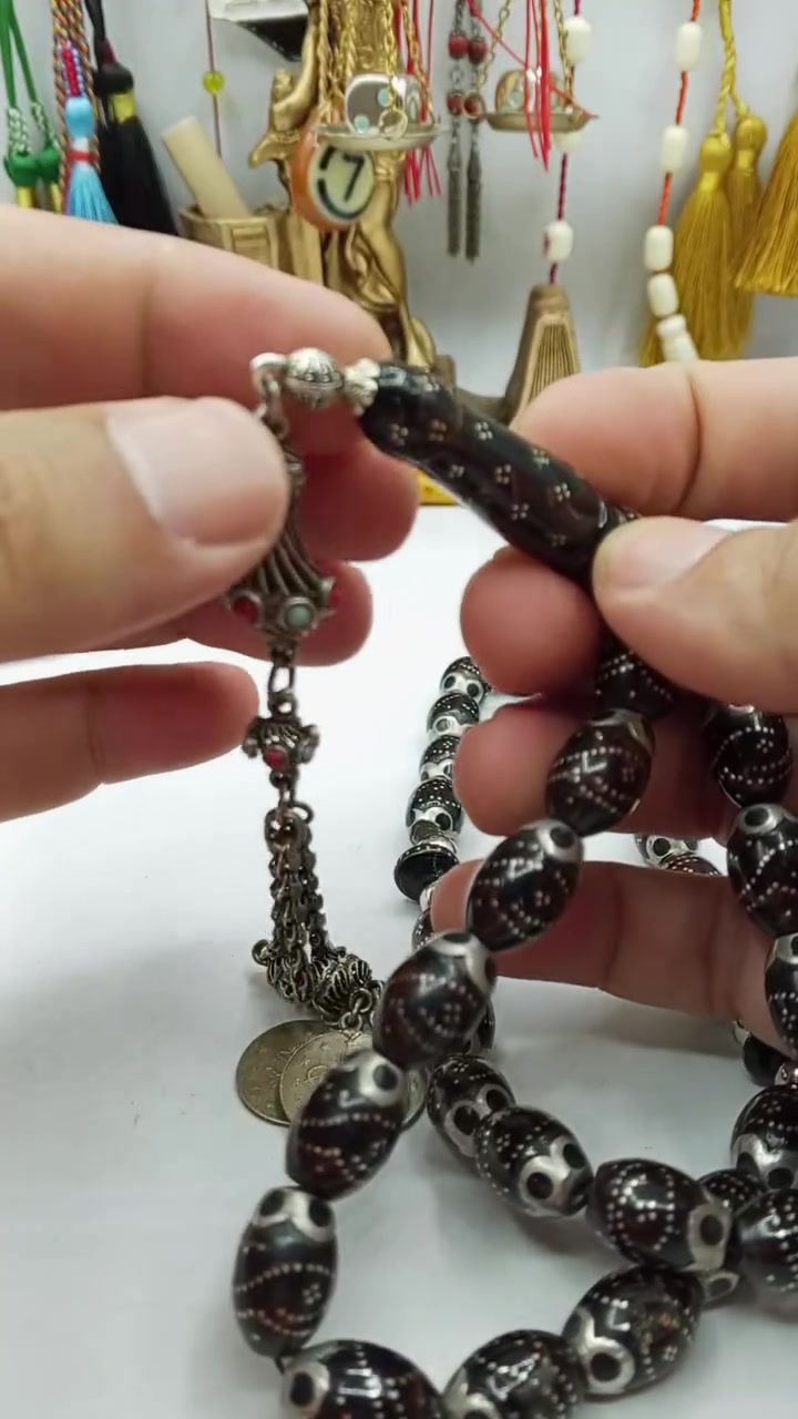 ..قطعة من يسر البحر الاحمر البلدي ..قطعة قديمة.

..دك فضة وطرابيش فضة..وكركوش فضة حلبي..925..شرط 

..كصة بيض حمام شاهد طويل شغل يدوي بالكامل.

..نظافة تامة فاير عالي قطعة جمال ودلال.

.. 33 خرزه..قياس الخرز ..16ب..12ملم .

..وزن القطعة كامل ..84..غرام.

..المهتم يتفضل خاص ويدلل..


**إذا كنت صاحب هذا الإعلان وتريد حذفه لأي سبب، رجاءا أرسل رسالة إلى الدعم الفني**