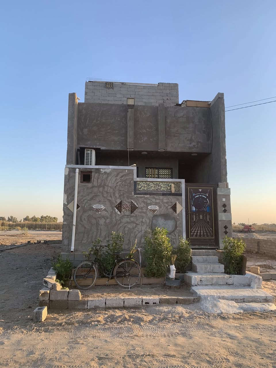 بيت للبيع مساحه 100متر طابو زراعي سند 25 قرفه وصاله ومنور وحمام واستقبال  بيت جاهز لسكن مي كهرباء واصله كامل مكان البيت مسالمه نعيميه قرب محطه جوهره قرب أسواق النخيل. السعر 35بي مجال رقم ***********
***********
