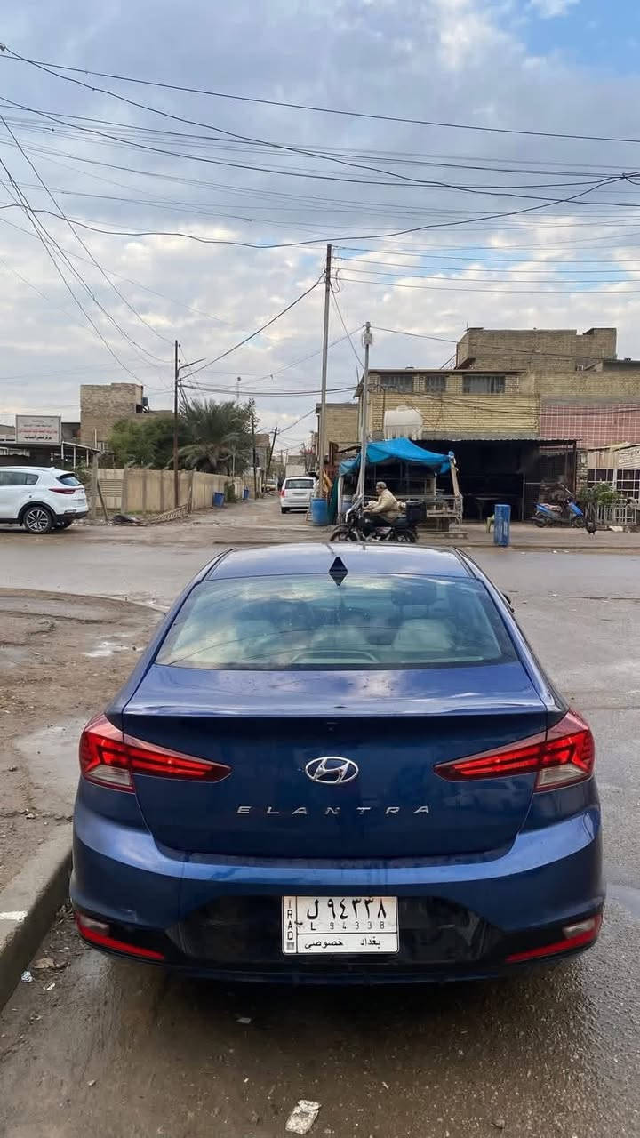 السلام عليكم النترا ٢٠١٩ مكينه ٢٠٠٠ دوش كير AT مواصفات نص فول رادار تحديد مسار توقف ذاتي كامرة دوارة شاشه كاربلاي نقطه عمياء توقف ذاتي حادثها جاملغ ايمن وبنيد معدلات نفسهم ومصبوغات جاملغ خلفي كلير بدون ضربه وبلعراق الجاملغ الأيسر شي قليل بارد و الباب الخلفي انطخ طخه خفيفه ما مأثره السياره كفاله لغود شواصي مكفوله من التبديل دواخل ماشيل ٨٨ الف ميل 
السعر ١٣٠  بيع فقط وبيها مجال بسيط الرقم *********** مكاني بغداد البلديات
