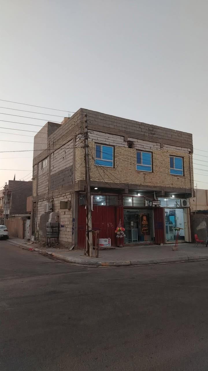 🏡 بناية للبيع🏡 

🔹 العنوان : حي السلام _ شارع الدفاع المدني 

🔹المساحة : 90 متر _ ركن 

🔹 تحتوي على:⬇️
 ▪️شقه مؤجره ب 350 الف
 ▪️محلات عدد3 مؤجرات ب 300الف 

🔸السعر : 300 مليون وبي مجال 

▪️للإستفسار الاتصال  على الأرقام
*********** _***********
