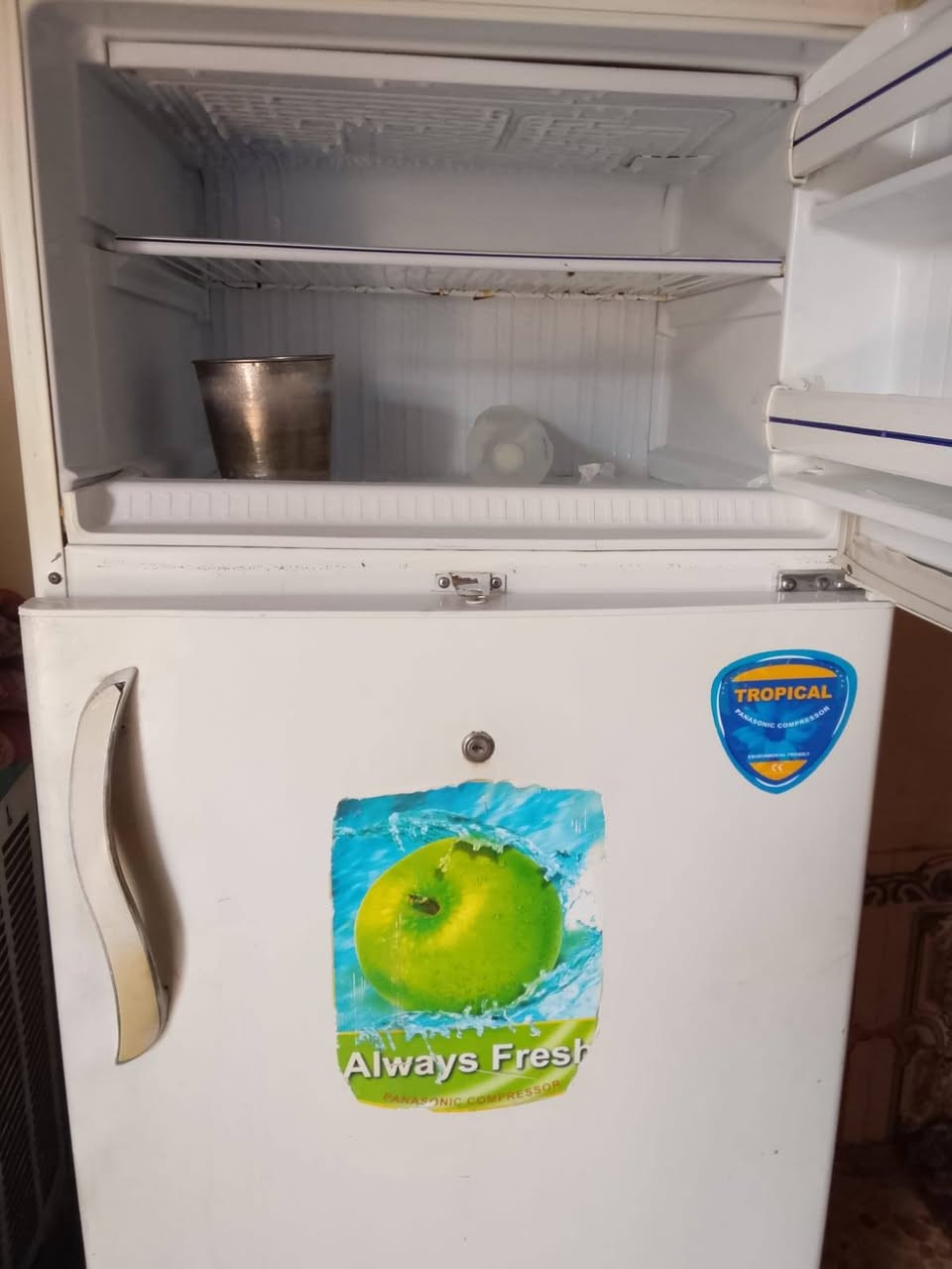 ثلاجة للبيع الاتصال ع الرقم ***********

