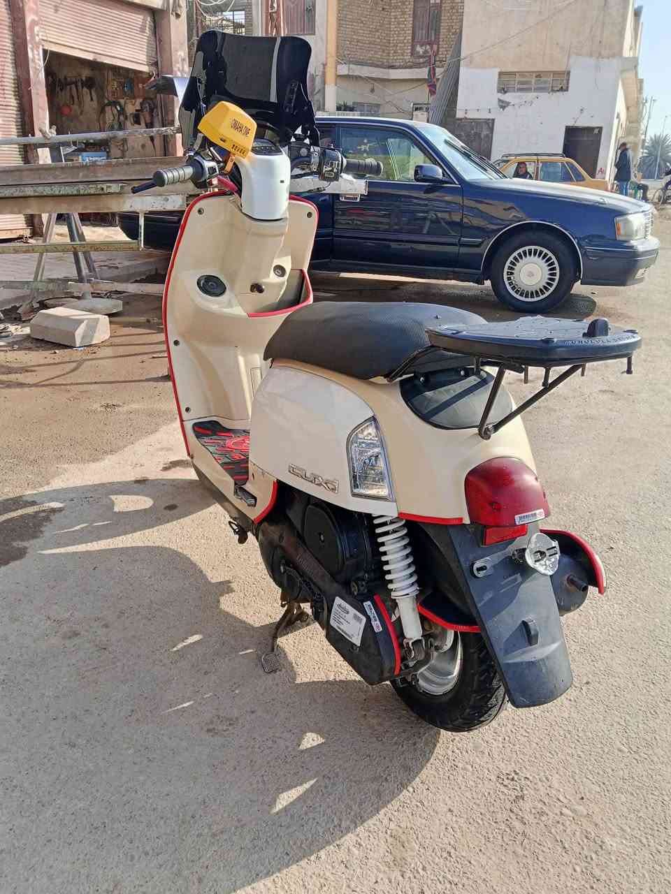 سلام عليكم بوليسي للبيع نضيفة وحلوة جاهزة كل نقص مابيهة سعرهة 600وبيهة مجال كوت ***********
